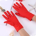 Detail van rode spandex handschoenen met versterkte zigzagstiksels bij de pols - Eén maat / Rood