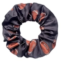 Détail d'un chouchou en satin noir avec motifs de football américain et texture plissée - Rugby Noir