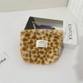 Vista piatta della borsa da trucco in peluche leopardata con dettaglio rivista - Astuccio per Rossetto / Leopardo Piccolo Giallo