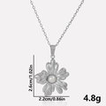 Vista dettagliata della collana con ciondolo a fiore in acciaio 304 e perla bianca - Collana / Argento