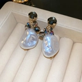 Vue macro de perles baroques et pierres foncées dans un coffret à bijoux - Style Perle Baroque en Cristal Vert Foncé / Noir-Blanc (Tige en Argent)