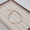 Bracciale di perle bianche e pietre blu cielo in una raffinata scatola per gioielli - Bracciale
