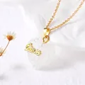 Gros plan détaillé d'un collier pendentif coeur avec script Love doré et cristaux - Cœur Transparent Style Love
