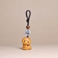 Dettaglio della trama in legno di un ciondolo a forma di serpente zodiacale con perla - Portachiavi Serpente