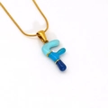 Collana in titanio dorato con ciondolo a lettera F in smalto sfumato blu e bianco - Stile Lettera F