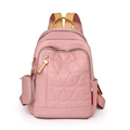Mochila rosa de nailon acolchado para mujer con remaches y un monedero desmontable - Rosa