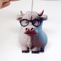 Colgante de vaca Highland de acrílico con gafas negras y cadena de bolas de metal - Vaca blanca con gafas