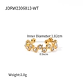 Detailansicht eines gewellten Goldrings mit Zirkonia-Besatz und Produktmaßen - Weißer Zirkonia-Stil (JDRW2306013-WT)