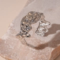 Dettaglio della texture stropicciata argento sul bracciale aperto in metallo liquido - Bracciale Aperto Texture Lava / Argento