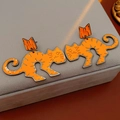 Dettaglio degli orecchini a forma di gatto in smalto arancione con design arcuato - Arancione (Ago d'Argento)