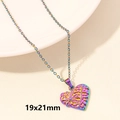 Collana con pendente a cuore iridescente e rilievo floreale misura 19x21mm - S885 / 19x21mm / Arcobaleno-Rilievo Floreale