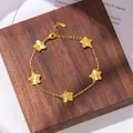 Elegante pulsera dorada con cinco colgantes de estrella cepillados y cadena ajustable fina - Pulsera de Estrella