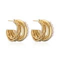 Detalle de pendientes de aro dorados trenzados en forma de C con cinco perlas blancas - Estilo de Perla Artificial con Textura de Cuerda Trenzada (CE00262YS)