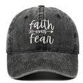 Berretto in cotone grigio scuro lavato con ricamo Faith over Fear bianco - Regolabile / Nero