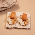 Detalle de pendientes boho de ratán trenzado con flores de tela sobre base de piedra natural - Poste de plata para pendientes - Café