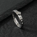 Anello croce in acciaio inossidabile lucido con cristalli su sfondo in pietra - US 6 / Color Acciaio