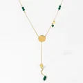 Collar en Y dorado con cuentas de turquesa y colgante de metal martillado sobre fondo blanco - Dorado
