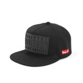 Detalle de gorra snapback negra con parche de Parental Advisory y etiqueta tejida roja - Ajustable / Gorra Negra Etiqueta Negra