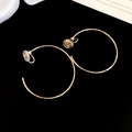 Vue détaillée de boucles d'oreilles clips dorées avec coussinets en silicone sur fond noir - 5cm / Boucles d'oreilles à clip / Or