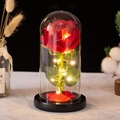 Rosa rossa eterna in cupola di vetro con luci LED calde su base nera opaca - Base nera con petali