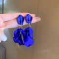 Dettagli di eleganti orecchini a petalo di rosa blu opaco con maglie in metallo dorato - Perno per orecchini in acciaio / Blu