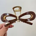 Détail d'une grande pince à cheveux vintage en résine marron avec ressort doré - Pince 11.5cm / Marron