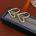 Orecchini a cuore traforato in finitura dorata su portagioie blu con interno in velluto - Orecchini a cerchio-Oro