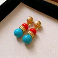 Dettaglio macro di orecchini vintage placcati in oro con perle in resina rosse e turchesi - 5# Perno in Argento Oro Blu Arancione