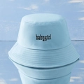 Dettaglio del ricamo babygirl su cappello bucket in twill di cotone azzurro con cuciture - Taglia unica / Celeste