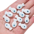 Handgemaakte vis keramische kralen met blauwe stippen en boze oog patroon in wit - Wit