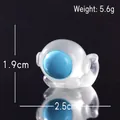 Leuchtende Astronauten-Miniaturfigur aus Kunstharz in Weiß und Blau, 1,9 cm hoch - Liegender Astronaut
