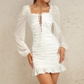 Detalle de un vestido de satén blanco con mangas de malla transparente y dobladillo volante - XS / Blanco