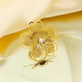Detailopname van een gouden bloemring met parel op een elegante zijden achtergrond - Fijn Geborstelde Holle Bloemenstijl (KR113260-SP)
