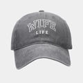 Détail de la broderie WIFE LIFE sur une casquette de baseball vintage gris foncé - Réglable / Gris