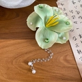 Vue détaillée de la pince à cheveux fleur en tissu vert clair avec perles et strass émeraude. - Pince à Bec de Canard (31#) / Vert