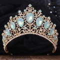 Dettaglio della corona dorata in stile europeo con cristalli celesti a goccia - Oro KC Strass Bianchi e Verde Jelly