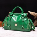 Bolso de cuero verde oscuro con herrajes dorados, borlas laterales y correa extraíble - Verde Hierba