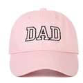 Dettaglio ravvicinato del cappellino rosa in cotone con ricamo DAD nero sulla parte anteriore - Rosa DAD