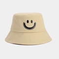 Detailansicht des beigen Baumwoll-Anglerhuts mit minimalistischem schwarzen Smiley-Druck - Khaki