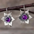 Détail de boucles d'oreilles fleur avec pierres violettes en finition argent vieilli - Boucles d'oreilles / Violet