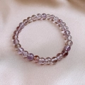 Bracelet en perles de cristal Super Seven avec inclusions sur fond de soie rose - Style Perles d'Améthyste (6mm - Coffret Cadeau Exquis)