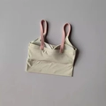 Beigefarbener Sport-BH mit kontrastierenden rosa Trägern und integrierten Polstern - S / Tops / Milchweiß