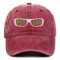 Détail de la broderie Ferxxo sur une casquette en coton rouge lavé vintage - Bordeaux