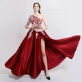 Elegante abito da sera rosso monospalla con ricamo in pizzo bianco e spacco laterale - Taglia US 12 (L) / Borgogna