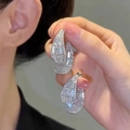 Orecchini a foglia d'argento con zirconi e nappe mostrati da vicino su modella - 925 Sterling Silver Earring Post - Cerchi a Goccia d'acqua - Argento