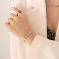 Set di gioielli in argento con collana e bracciale a cuore indossati da modella in blazer - 15+5cm / Bracciale Argento