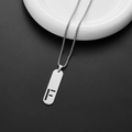 Collana a catena box in acciaio argento con pendente rettangolare lettera F traforata - Stile Lettera F (F)