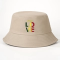 Detail eines beigen Fischerhuts mit rot-gelb-grünem One Love-Aufdruck aus Baumwollköper - Einheitsgröße / Khaki