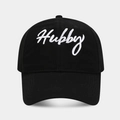 Dettaglio del ricamo bianco Hubby su cappello di cotone nero con cuciture della tesa - Regolabile / Hubby Nero