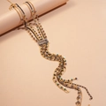 Detail einer mehrlagigen Quastenkette mit Strass-Rechteckschnalle und Perlenbesatz - Gold